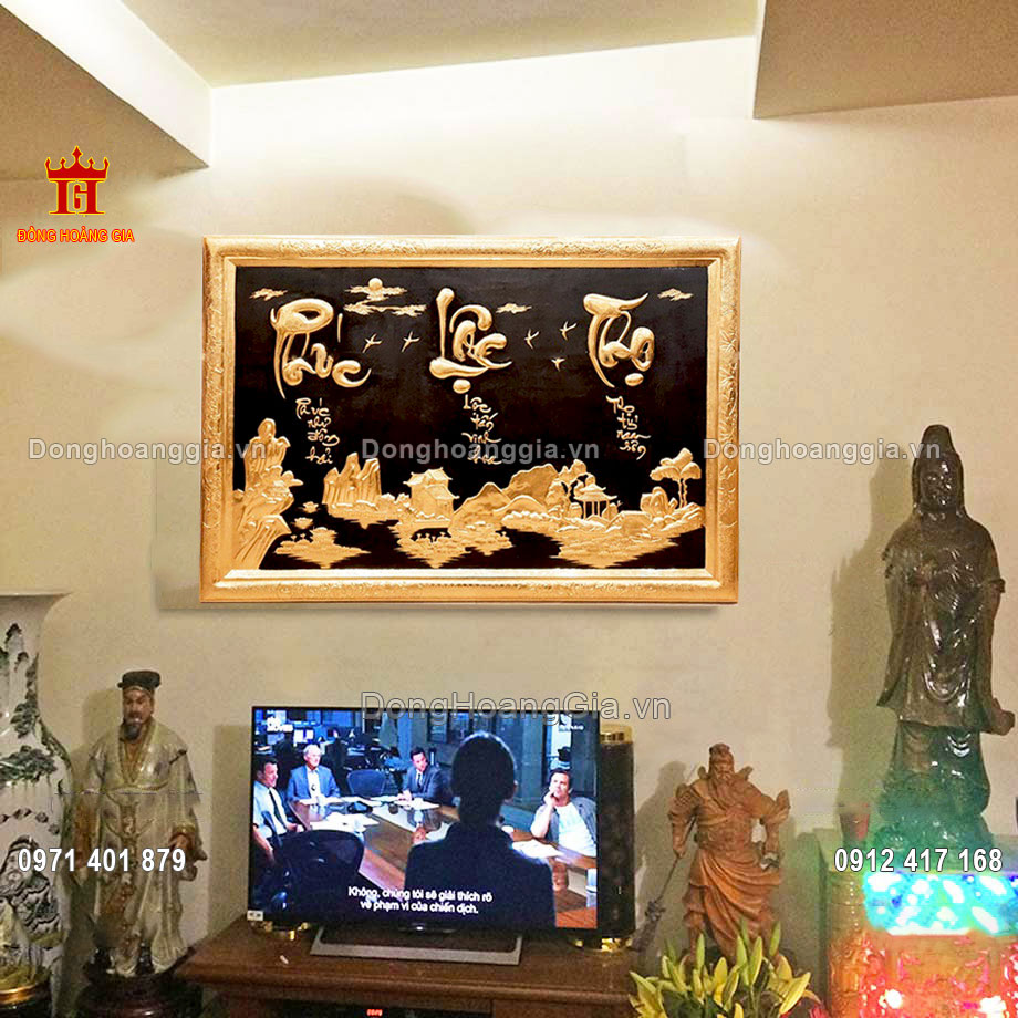 Bức tranh Phúc Lộc Thọ bằng đồng mạ vàng 24K là dòng sản phẩm cao cấp nhất tại Hoàng Gia